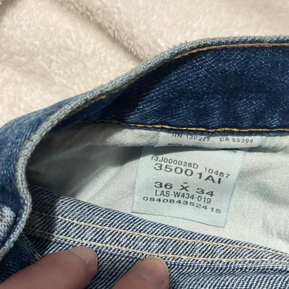 Wrangler Relaxed Fit Denim Jeans in Classic Blue - Picture 5 of 5